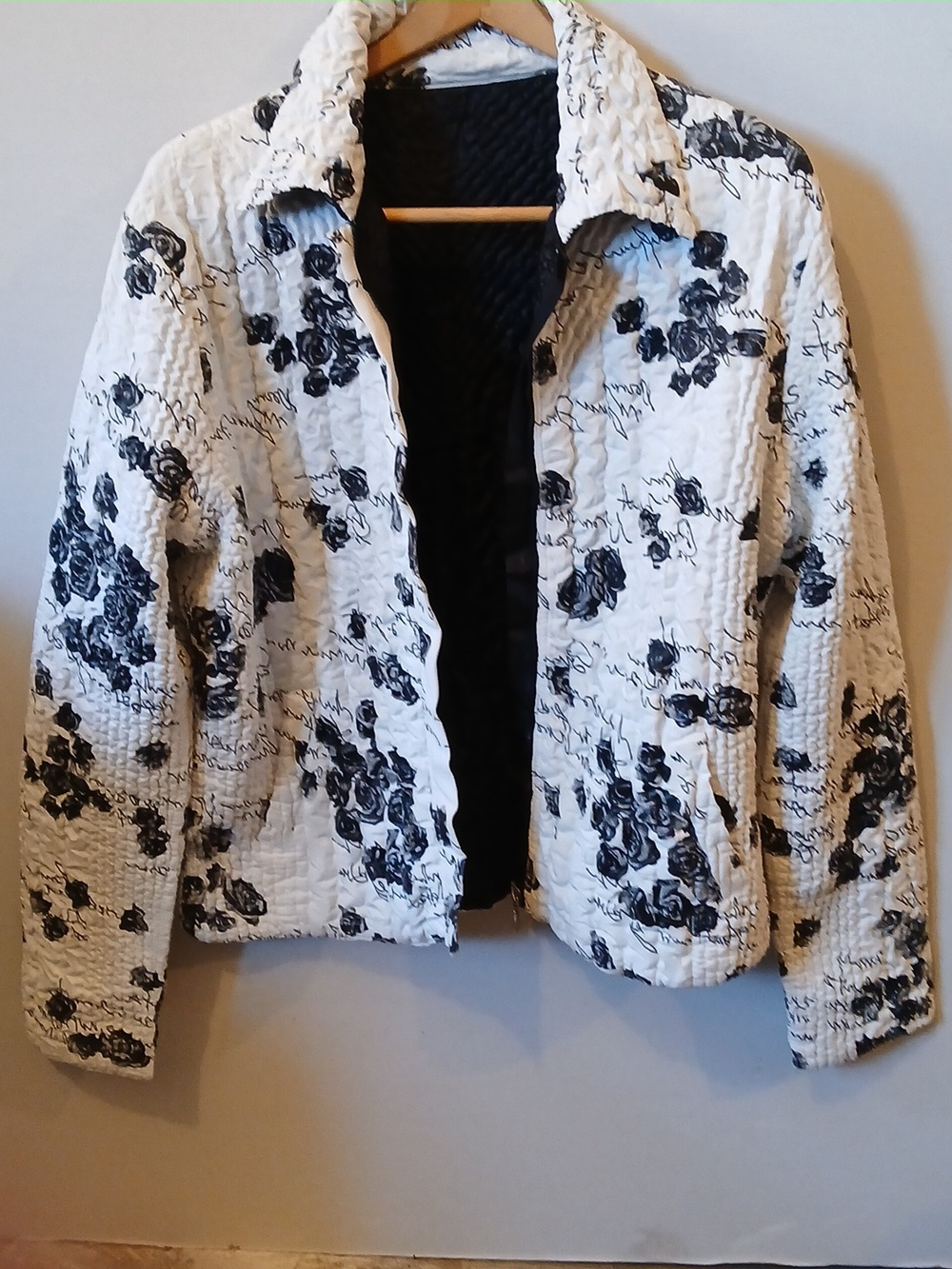 UbU Women's XL White Quilted Floral Jacket - Black Rose Print